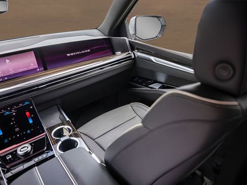 Certified 2025 Cadillac Escalade Premium Luxury AWD/4WD image 28