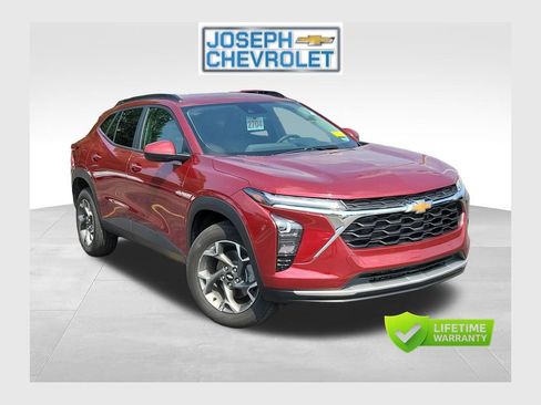 Used 2025 Chevrolet Trax LT w/ Driver Confidence Package FWD image 1