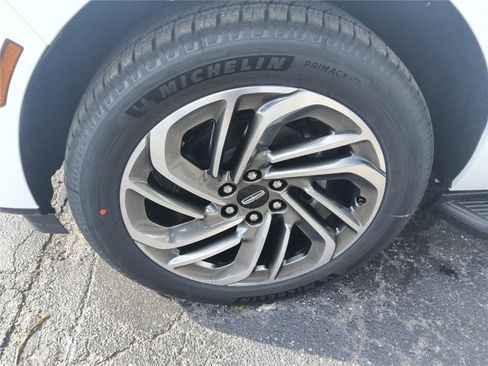 New 2026 Lincoln Navigator L Premier AWD/4WD image 9