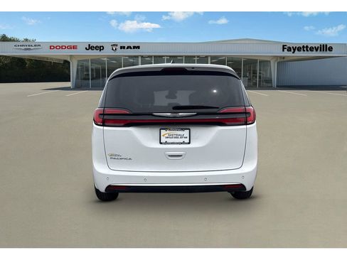 Used 2023 Chrysler Pacifica Touring-L FWD image 4