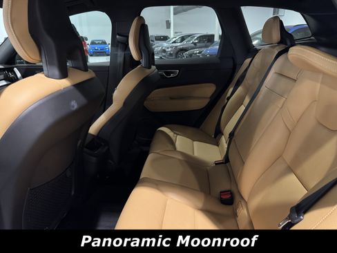 Used 2018 Volvo XC60 T6 Momentum w/ Convenience Package image 5