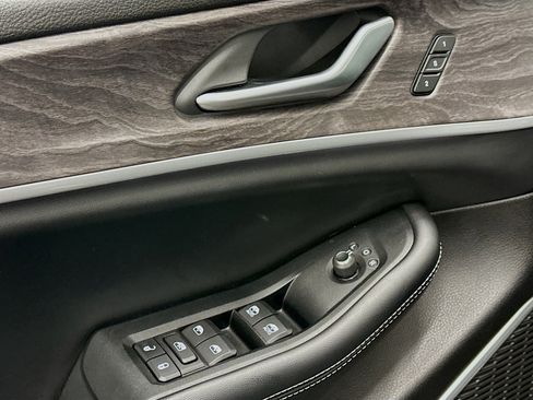 Used 2023 Jeep Grand Cherokee Limited w/ Black Appearance Package image 15