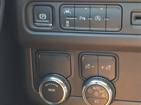 Used 2024 GMC Yukon SLT RWD image 26