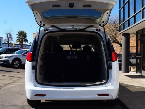 Used 2020 Chrysler Voyager L image 22