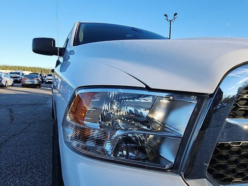 Used 2022 RAM 1500 Classic SLT image 9