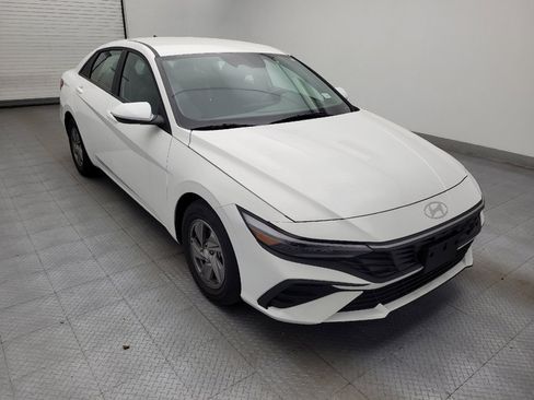 Used 2025 Hyundai Elantra SE image 13