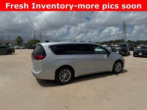 Used 2026 Chrysler Pacifica Limited FWD image 3