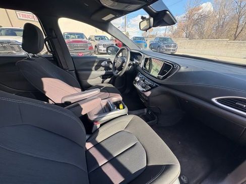 Certified 2023 Chrysler Pacifica Touring image 32