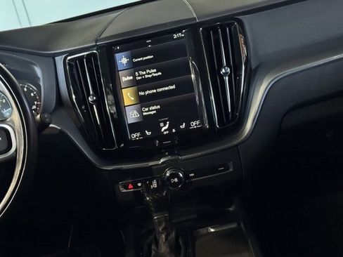 Used 2018 Volvo XC60 T5 Momentum w/ Convenience Package image 10