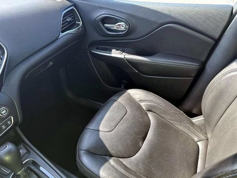 Used 2019 Jeep Cherokee Limited FWD image 29