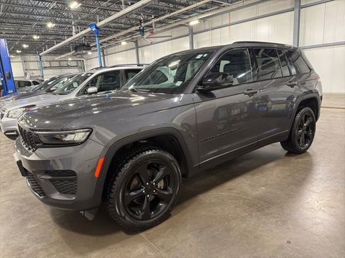 Used 2023 Jeep Grand Cherokee Altitude image 2