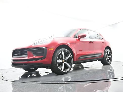 Certified 2025 Porsche Macan AWD/4WD image 44