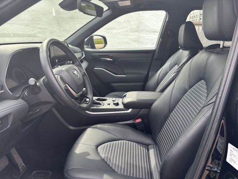 Used 2025 Toyota Highlander XSE image 28