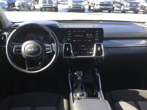 Used 2023 Kia Sorento LX image 10