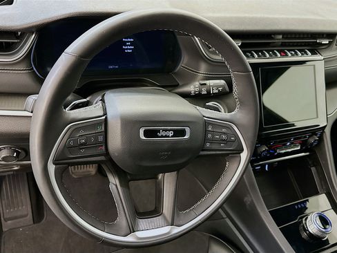 Used 2024 Jeep Grand Cherokee L Laredo image 18