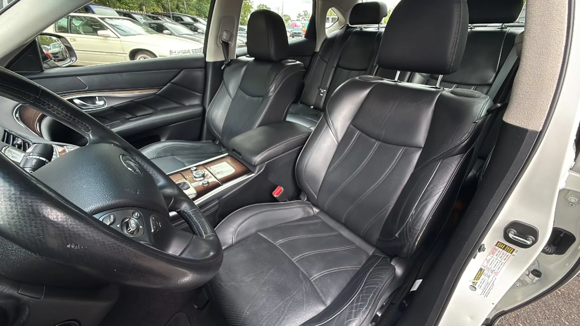 Used 2015 INFINITI Q70 3.7 w/ Deluxe Touring Package AWD/4WD image 18