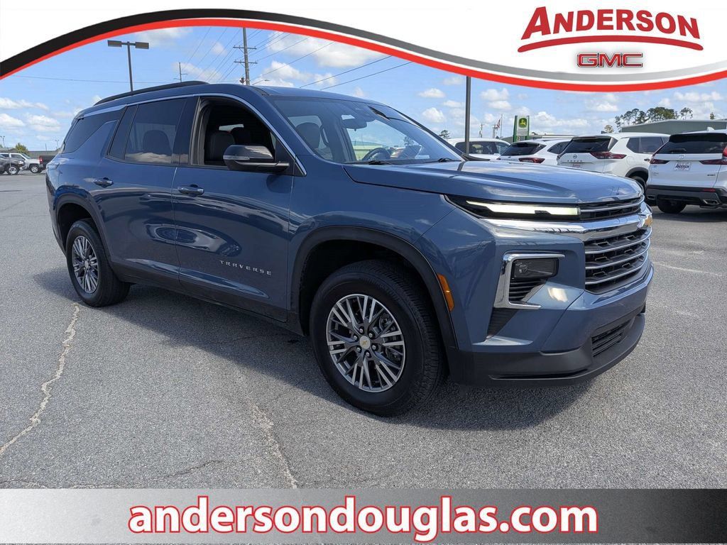 Used 2025 Chevrolet Traverse LT FWD image 1