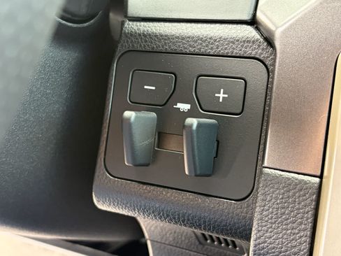 Used 2025 Toyota Tacoma SR5 AWD/4WD image 28