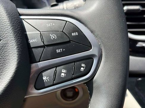 Used 2023 Chrysler Pacifica Touring-L FWD image 21