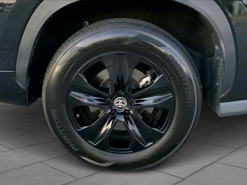 Used 2024 Toyota Highlander XLE image 11