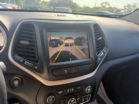 Used 2017 Jeep Cherokee Limited w/ Luxury Group FWD image 17