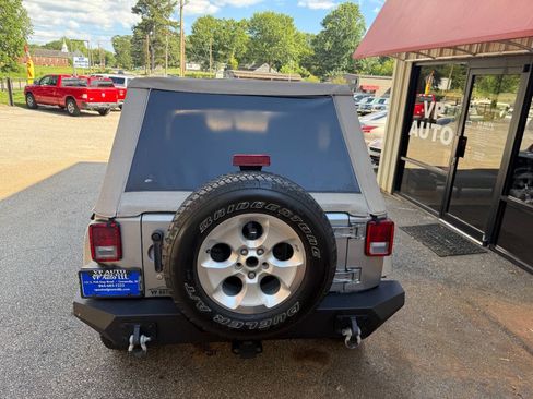 Used 2014 Jeep Wrangler Unlimited Sahara AWD/4WD image 6