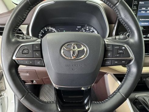 Used 2020 Toyota Highlander XLE AWD/4WD image 14