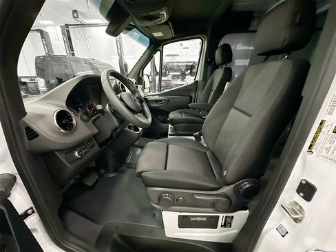 Used 2025 Mercedes-Benz Sprinter 2500 image 19
