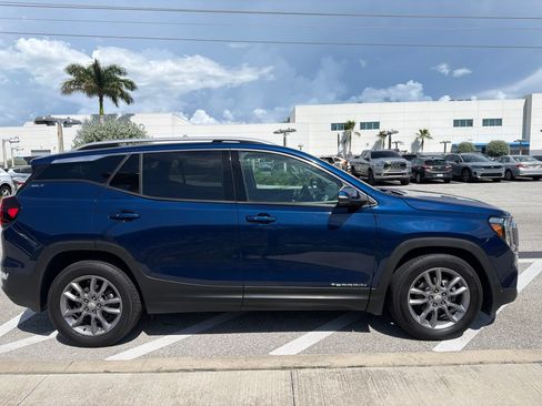Used 2022 GMC Terrain SLT w/ Tech Package FWD image 6