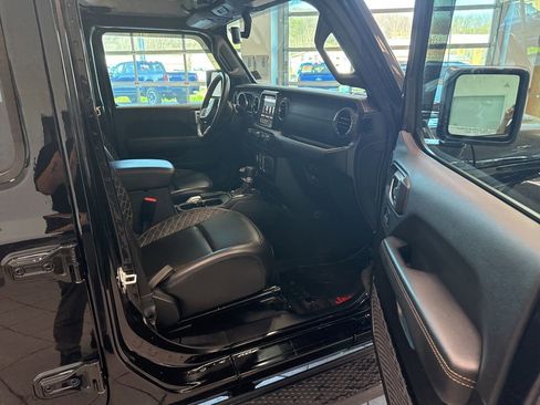 Used 2021 Jeep Gladiator Overland image 16