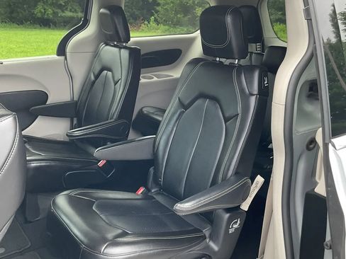 Used 2024 Chrysler Pacifica Touring-L FWD image 22