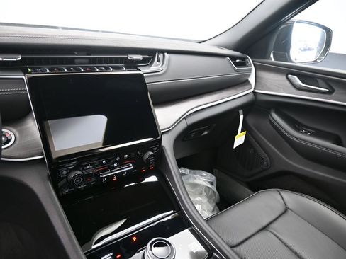 New 2025 Jeep Grand Cherokee Limited w/ Luxury Tech Group II image 24