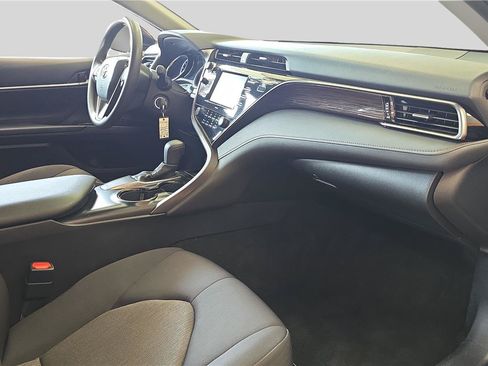Used 2020 Toyota Camry LE FWD image 17
