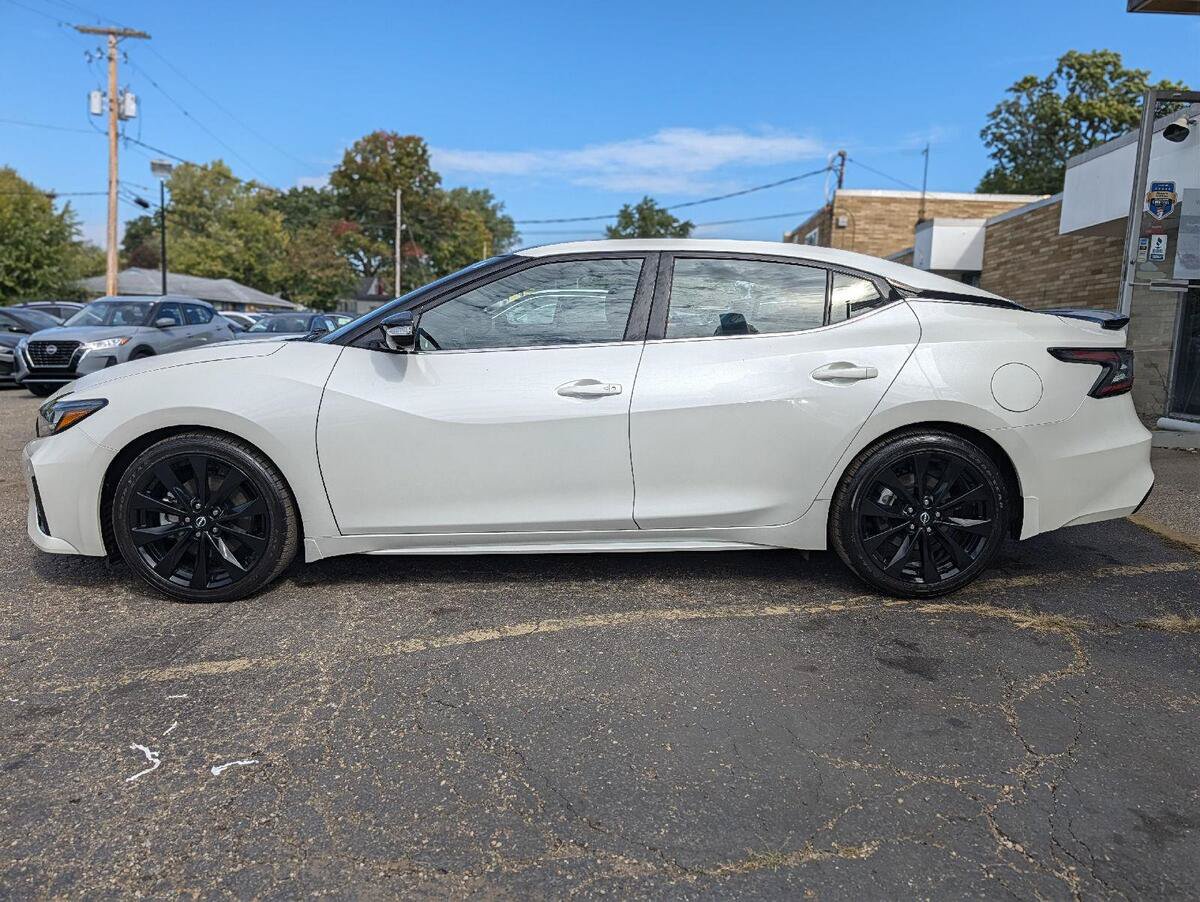 Used 2023 Nissan Maxima SR w/ Sport Mat Group FWD image 6