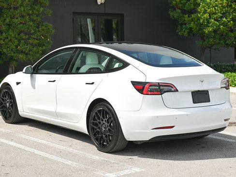 Used 2022 Tesla Model 3 Standard Range image 6