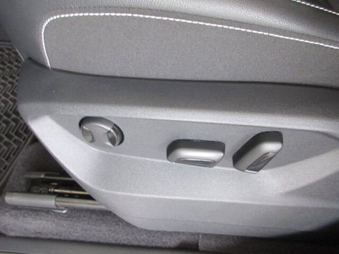 Used 2025 Volkswagen Atlas SE image 14