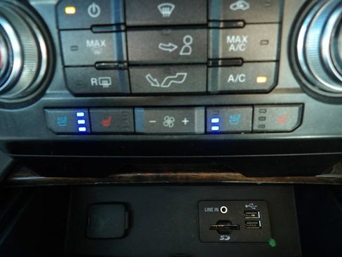Used 2015 Ford F150 Platinum w/ Equipment Group 701A Luxury AWD/4WD image 32