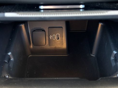 Used 2025 Ford Explorer Active AWD/4WD image 17
