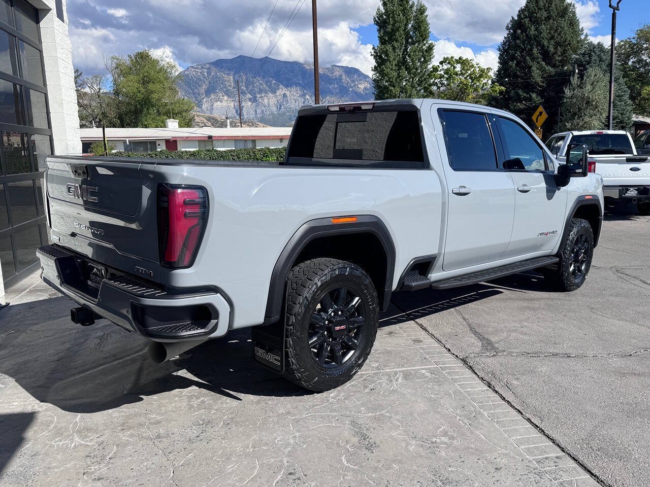 Used 2024 GMC Sierra 2500 AT4 w/ AT4 Premium Plus Package AWD/4WD image 5