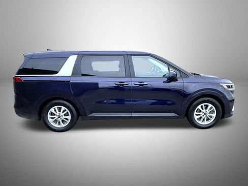 Used 2024 Kia Carnival LX image 4