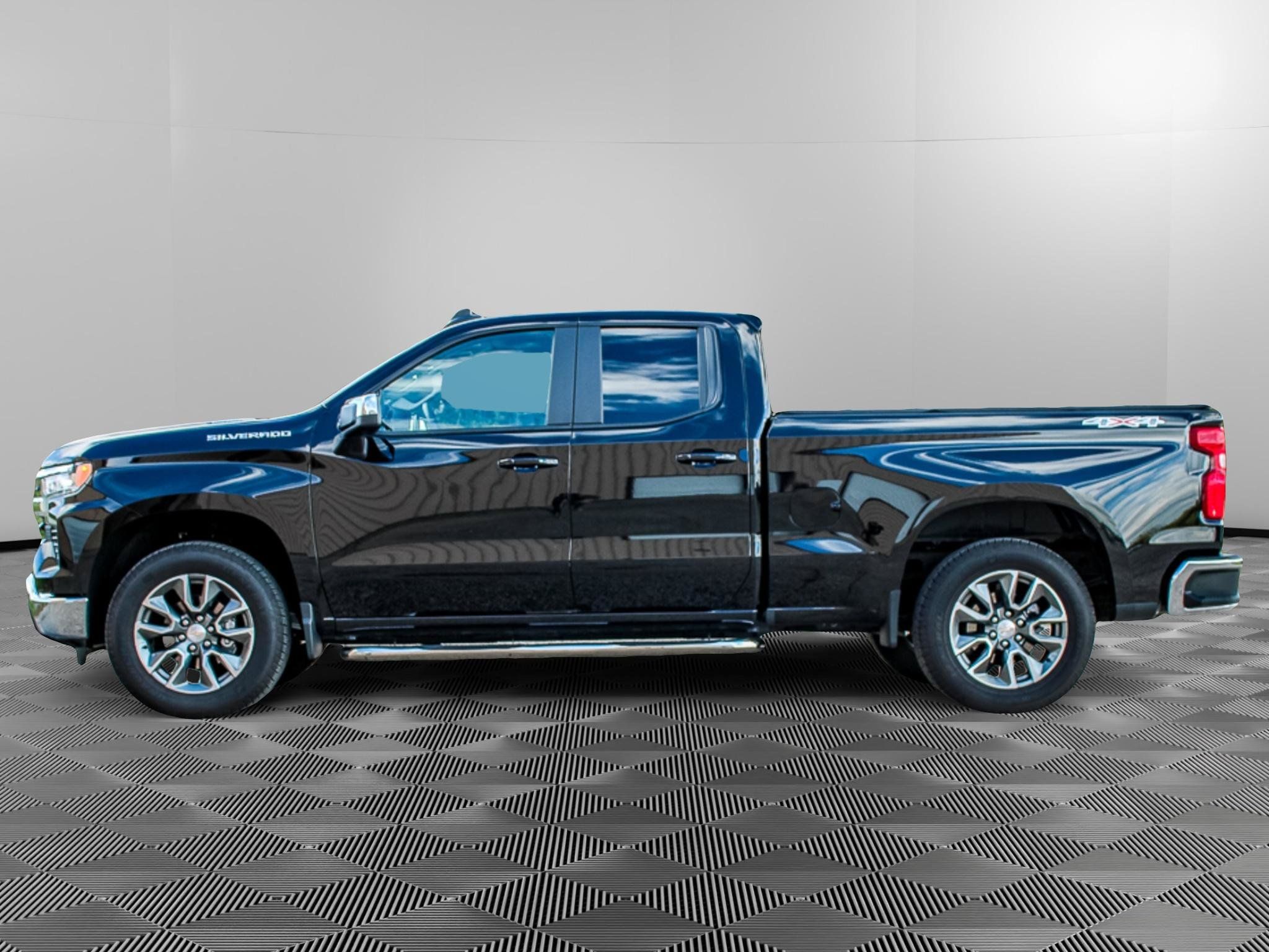 Used 2025 Chevrolet Silverado 1500 LT AWD/4WD image 4