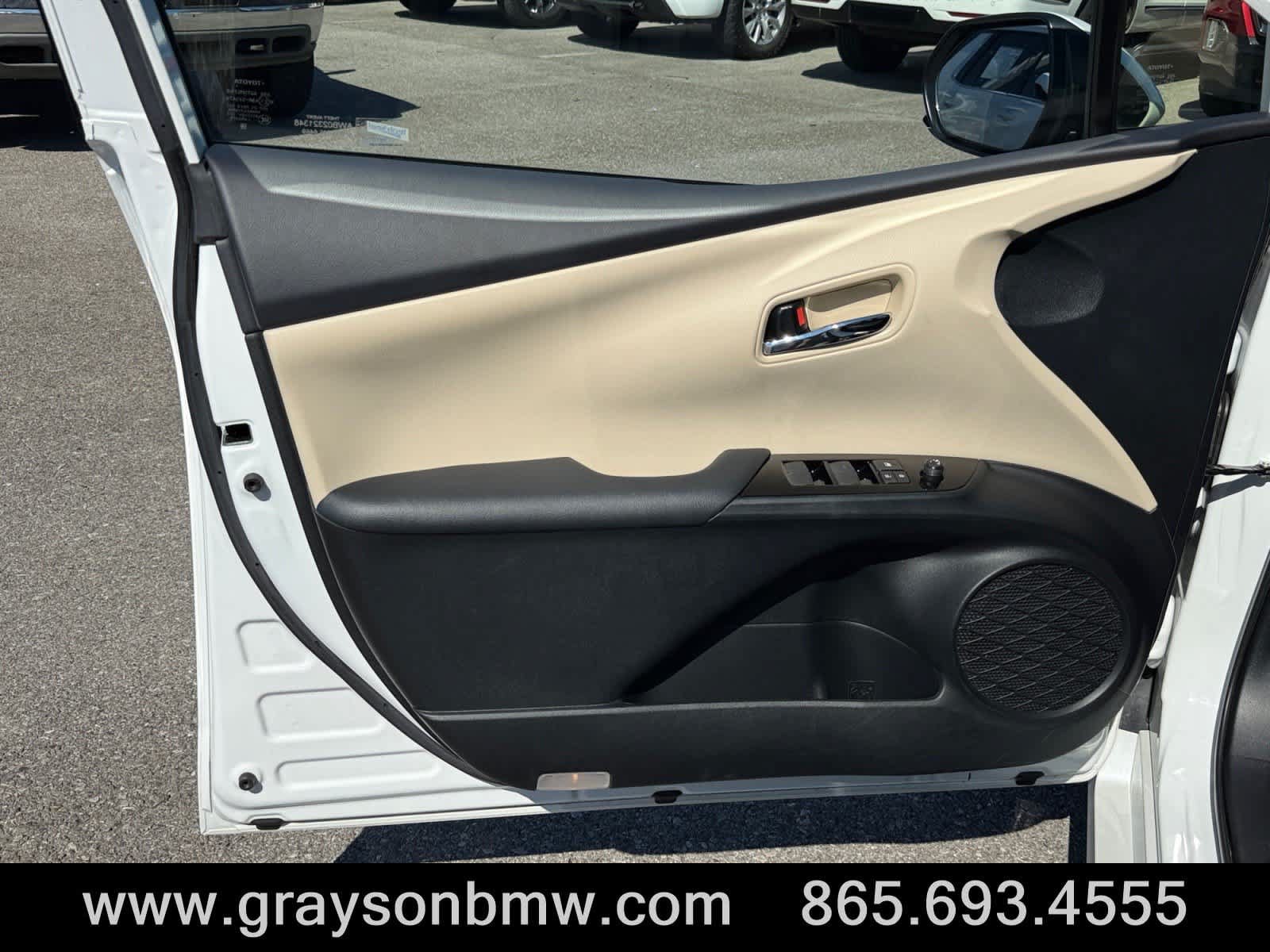 Used 2022 Toyota Prius Limited w/ Premium Convenience Package FWD image 15