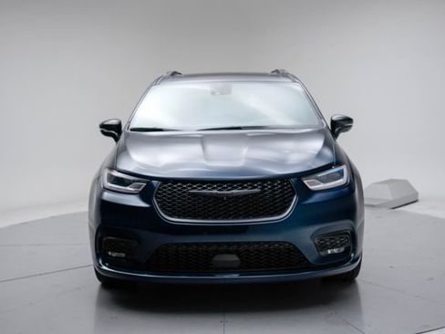 Used 2025 Chrysler Pacifica Limited FWD image 12