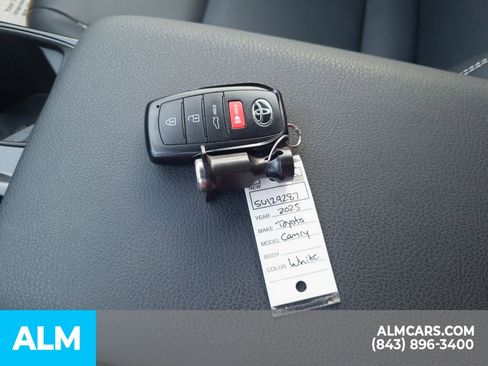 Used 2025 Toyota Camry SE image 34
