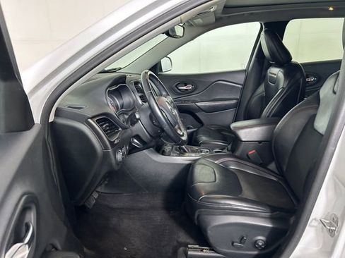 Used 2019 Jeep Cherokee Trailhawk w/ Comfort/Convenience Group AWD/4WD image 12