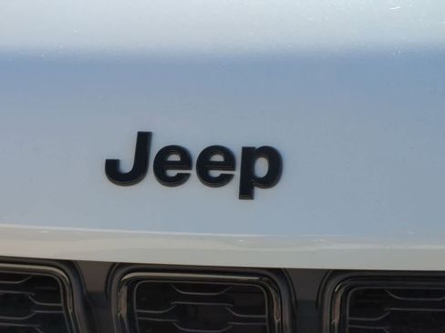 New 2025 Jeep Grand Cherokee Altitude image 12