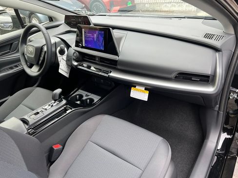 New 2027 Toyota Prius LE FWD image 17
