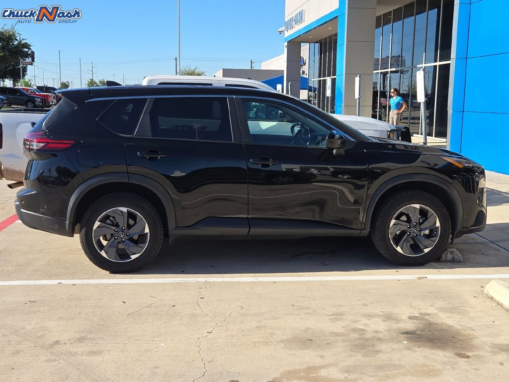 Used 2024 Nissan Rogue SV FWD image 4