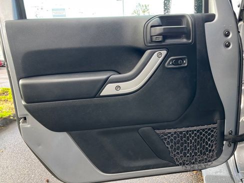 Used 2018 Jeep Wrangler Unlimited Sahara AWD/4WD image 9