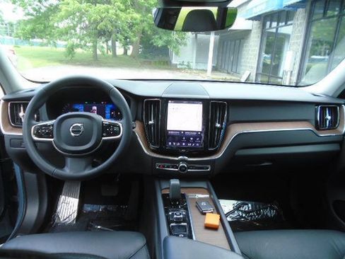 Used 2024 Volvo XC60 B5 Plus w/ Climate Package AWD/4WD image 12